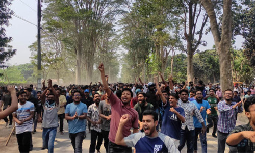 রাবি শিক্ষার্থী ও স্থানীয়দের সংঘর্ষ : ৩০০ জনের বিরুদ্ধে পুলিশের মামলা