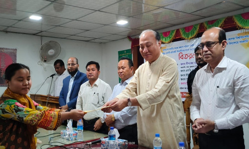 নানিয়ারচরে শিক্ষার্থীদের আর্থিক অনুদান এবং স.প্রা: বিদ্যালয়ে ল্যাপটপ বিতরণ