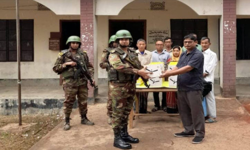 কাপ্তাই সেনা জোনের উদ্যোগে বিদ্যালয়ে বৈদ্যুতিক ফ্যান বিতরণ