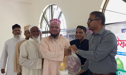 রাঙামাটিতে ইমাম মুয়াজ্জিনদের মাঝে ইফতার সামগ্রী বিতরণ