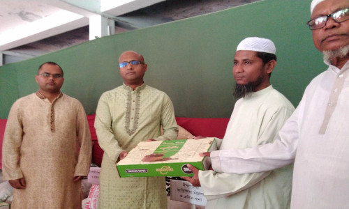 বান্দরবানে মাদ্রাসা ও এতিমখানায় সেনাবাহিনীর ইফতার সামগ্রী বিতরণ