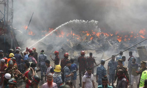 সাড়ে ৬ ঘণ্টা পর বঙ্গবাজারের আগুন নিয়ন্ত্রণে
