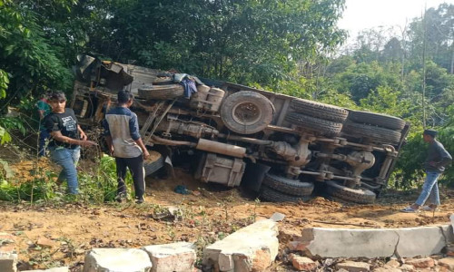 রাজস্থলীতে সীমান্ত সড়কের পাথর বোঝাই ট্রাক উল্টে খাদে