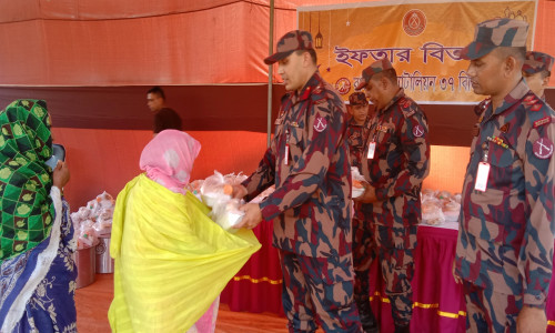 রাজনগর বিজিবি জোনের উদ্যোগে ৬শতাধিক পরিবারের মাঝে ইফতার বিতরণ