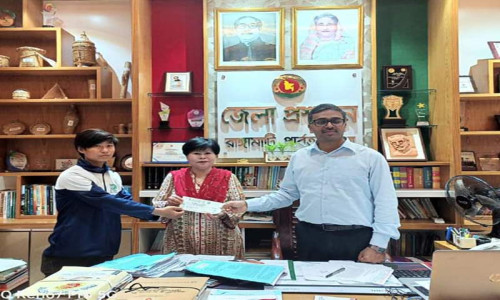 নানিয়ারচর উপজেলার কৃতি ফুটবলার বিকেএসপিতে চাঞ্চ পাওয়া চৌসাউর পাশে রাঙ্গামাটি জেলা প্রশাসক