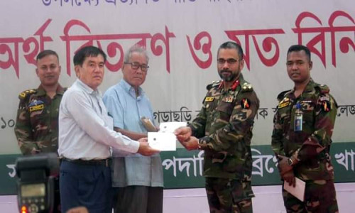 স্বাভাবিক জীবনে ফিরে আসা শান্তি বাহিনীর সদস্যদের মাঝে নগদ অর্থ দিল খাগড়াছড়ি সেনা রিজিয়ন