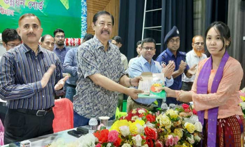 বান্দরবানে মেধাবী শিক্ষার্থীদের শিক্ষাবৃত্তি বিতরণ করলেন- পার্বত্য মন্ত্রী