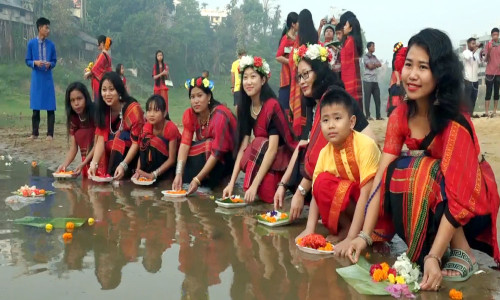 কাপ্তাই হ্রদে ফুল ভাসিয়ে বিজু উৎসবে মেতেছে পাহাড়বাসী