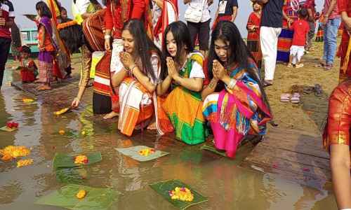 কাপ্তাই হ্রদে ফুল ভাসিয়ে বিজু উৎসবে মেতেছে পাহাড়বাসী