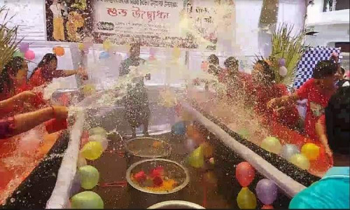 খাগড়াছড়িতে মারমাদের পানি খেলার মধ্যদিয়ে সাংগ্রাই উৎসব শুরু
