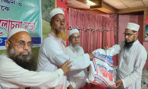 ইমাম মুয়াজ্জিনদের মাঝে কওমী ওলামা পরিষদ রাঙ্গামাটির শুভেচ্ছা উপহার বিতরণ