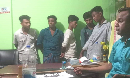 আলীকদমে আটক গরু চোরদের পুলিশে দিল চেয়ারম্যান