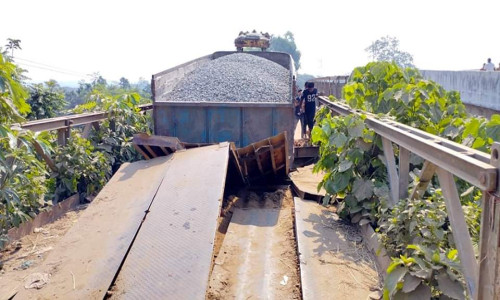 বাঘাইছড়িতে কাচালং সেতুর পাটাতন ভেঙে পাথর বোঝাই ট্রাক খাদে, যান চলাচল বন্ধ