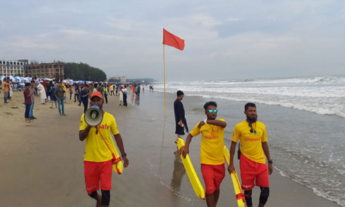 ঘূর্ণিঝড় মোখা: কক্সবাজার ছাড়ছেন পর্যটকরা
