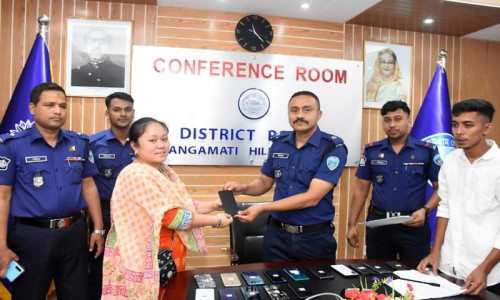 রাঙামাটি জেলা পুলিশের সহায়তায় চুরি হওয়া মোবাইল ফোন উদ্ধার