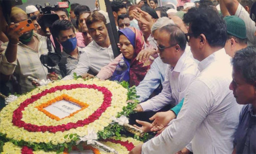 চিত্রনায়ক ফারুক দেশপ্রেমের পথ দেখিয়েছেন: শ্রদ্ধা নিবেদনকালে তথ্যসচিব