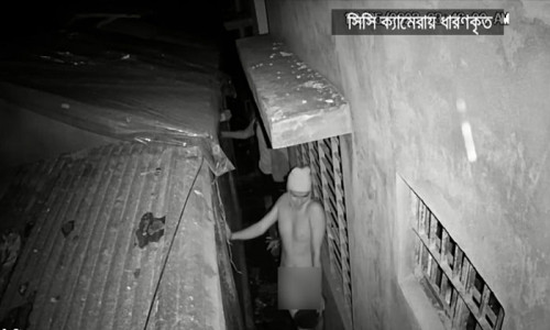 নগ্ন হয়ে ঘরে ঢুকে চুরি করছে কিশোর-যুবকরা