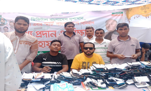 গুচ্ছ ভর্তি পরীক্ষায় শিক্ষার্থীদের মাঝে রাঙামাটি স্বেচ্ছাসেবক লীগের শিক্ষা সামগ্রী বিতরণ