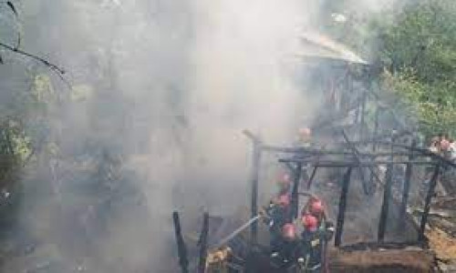 রাঙামাটিতে বজ্রপাতের আঘাতে বৈদ্যুতিক মিটারে আগুন; বসতঘর পুড়ে ছাই