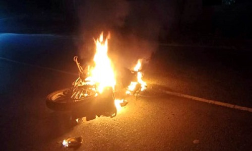 গভীর রাতে ছাত্রলীগ নেতার মোটর সাইকেলে আগুন;আটক-২