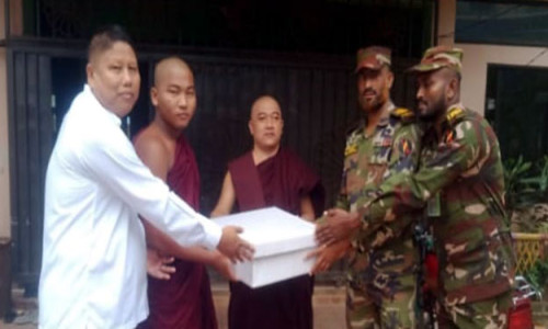 মহাপ্রবারণা পূর্ণিমা উদযাপনে বান্দরবান সেনাজোনের শুভেচ্ছা উপহার