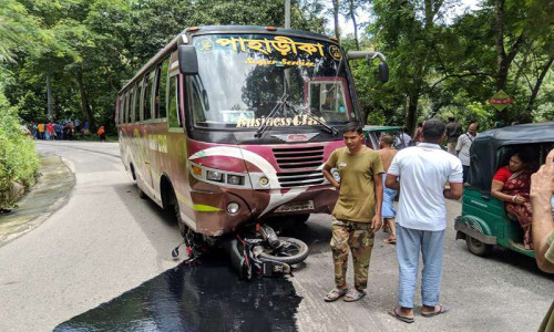 রাঙামাটি শহরে বাস চাপায় দুমড়েমুচড়ে গেছে সিএনজি;হতাহত-৬