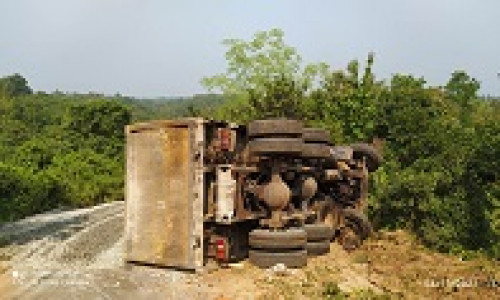 রাজস্থলীতে পাথর বোঝাই ট্রাক উল্টে চালক আহত