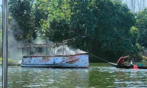 কাপ্তাই হ্রদে পর্যটকবাহী বোট জ্বালিয়ে দিয়েছে পাহাড়ি সন্ত্রাসীরা