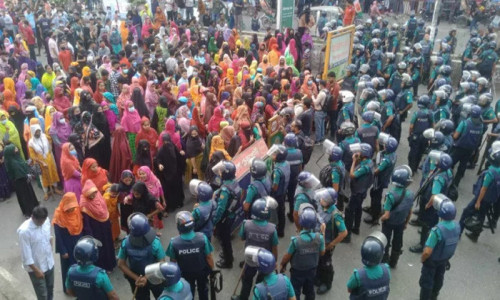 মিরপুরে বেতন বাড়ানোর দাবিতে আবারও শ্রমিকদের বিক্ষোভ