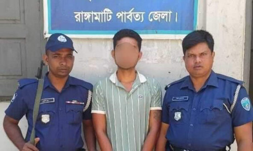 চন্দ্রঘোনায় ২০ লিটার চোলাই মদ সহ একজন আটক