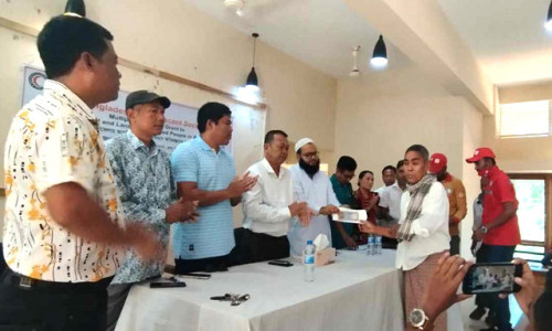 রুমায় ক্ষতিগ্রস্থ ৫ হাজার টাকা করে পেলেন ২১৫ পরিবার