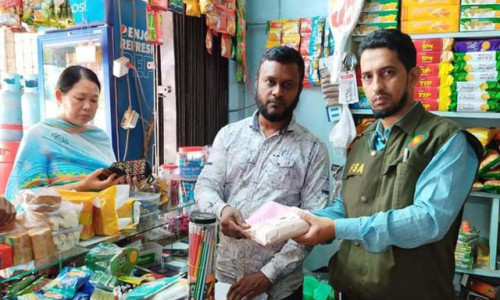 কাপ্তাইয়ে নিরাপদ খাদ্য বিভাগের অভিযানে রঙ মেশানো ললীপপ জব্দ