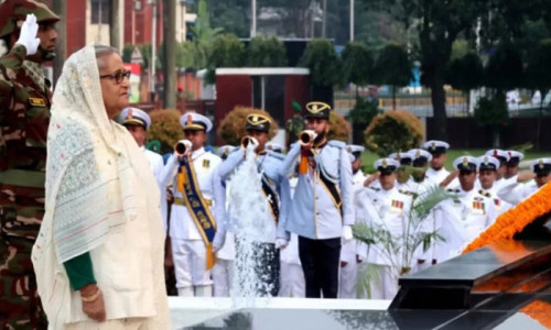 সশস্ত্র বাহিনী দিবস উপলক্ষে শিখা অনির্বাণে প্রধানমন্ত্রীর শ্রদ্ধা