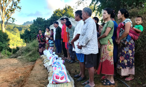 ফিরে আসা বম’দের জন্য খাদ্য সামগ্রী প্রদান করেছে প্রশাসন