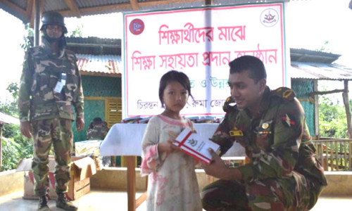 রুমায় ১০০ জন শিশু পেল শিক্ষা সহায়তা সামগ্রী