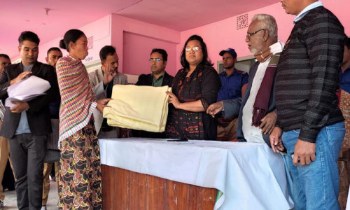 রামগড়ে হাড় কাঁপানো শীতে শীতার্তদের মাঝে প্রশাসনের কম্বল বিতরণ
