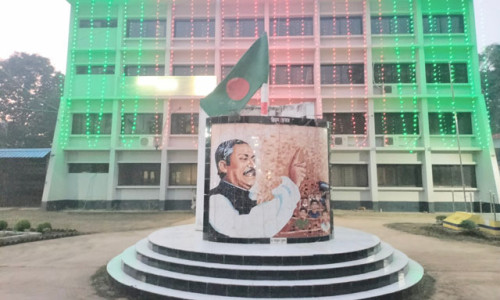 বিজয়ের বর্ণিল সাজে মাটিরাঙ্গা উপজেলা ভবন