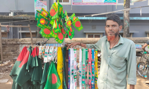 লাল সবুজের পতাকা বিক্রি করেই চলে লাল মিয়া