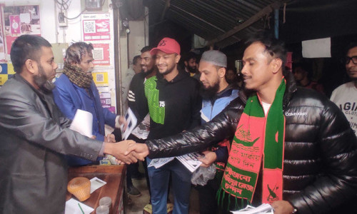 ভোটারদের দ্বারে দ্বারে সাকিব