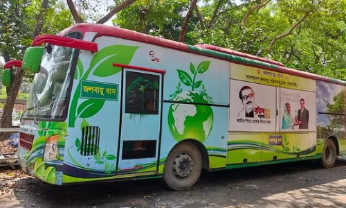 জলবায়ুর টাকায় কেনা বাস ৪ বছর পড়ে আছে গাছতলায়