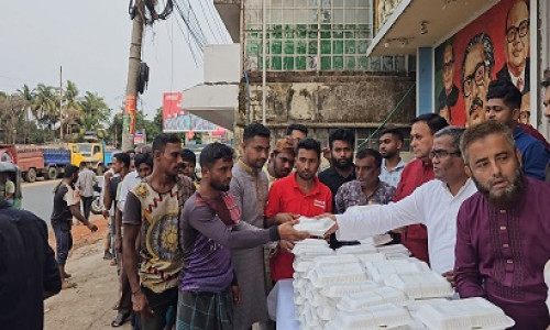 রাঙামাটি শহরে রোজাদারদের মাঝে আ’লীগের ইফতার বিতরণ
