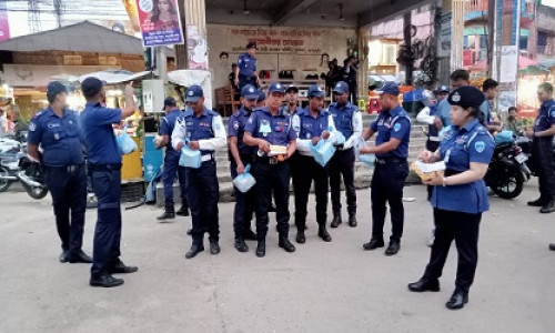খাগড়াছড়ির সড়কে দায়িত্বরত ট্রাফিক সদস্যদের সাথে পুলিশ সুপারের ইফতার