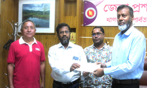 খাগড়াছড়িতে ৪ সাংবাদিকের হাতে কল্যাণ ট্রাস্টের সাড়ে তিন লক্ষ টাকা চেক হস্তান্তর