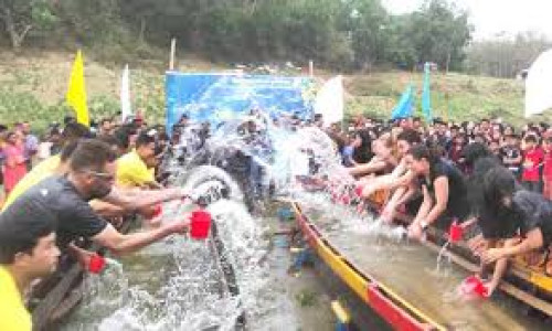 মৈত্রী পানি বর্ষণে মাতোয়ারা বান্দরবানের মারমা সম্প্রদায়