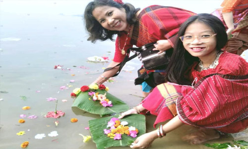 ফুল ভাসিয়ে মঙ্গল কামনা