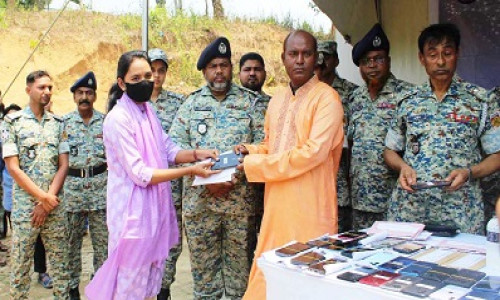 বান্দরবানে এপিবিএন এর অভিযানে মোবাইল ফোন ও টাকা উদ্ধার