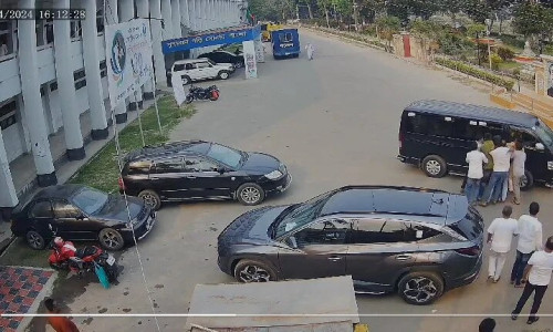 ভিডিও ফুটেজে দেখা গেল প্রার্থীকে তুলে নিয়ে যাচ্ছেন প্রতিমন্ত্রীর শ্যালকের ঘনিষ্ঠরা