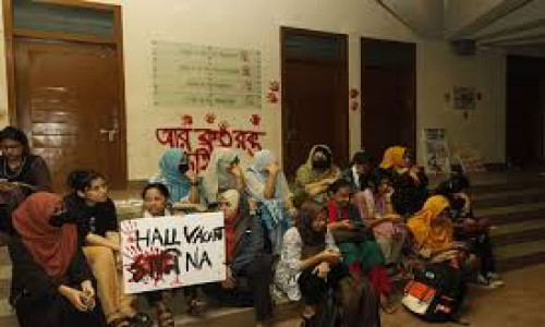 উপাচার্য অবরুদ্ধ, হল না ছাড়ার ঘোষণা শিক্ষার্থীদের