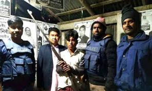 লামায় বন্দুক’সহ যুবক আটক