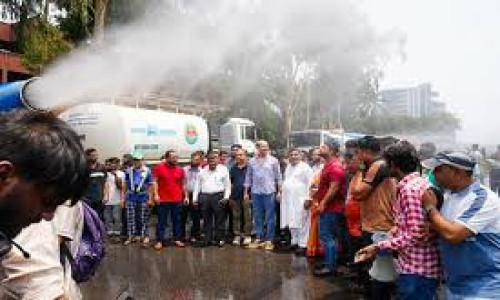 হিট অফিসারের পরামর্শে সড়কে বৃষ্টি ঝরাচ্ছে ডিএনসিসি